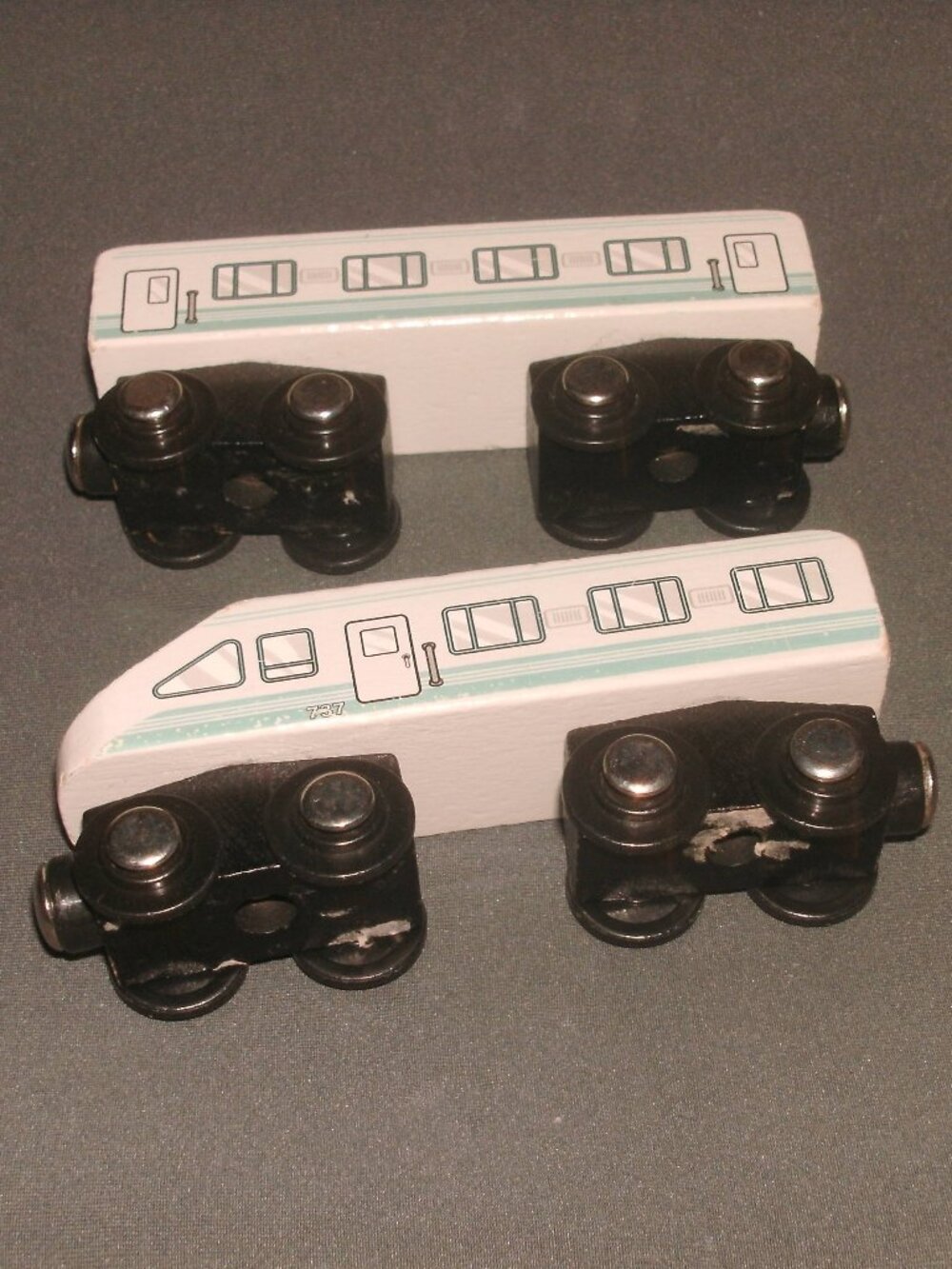 Battat Wooden Railway Magnetic Train Car Set Engine 4.5" & Passenger Coach 4.5"